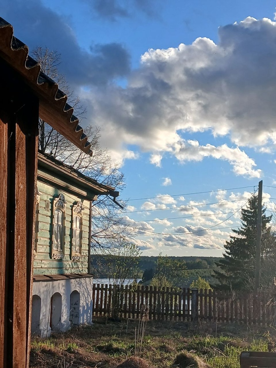 Было пасмурно, ветренно и иногда шёл дождь с мокрым снегом.
