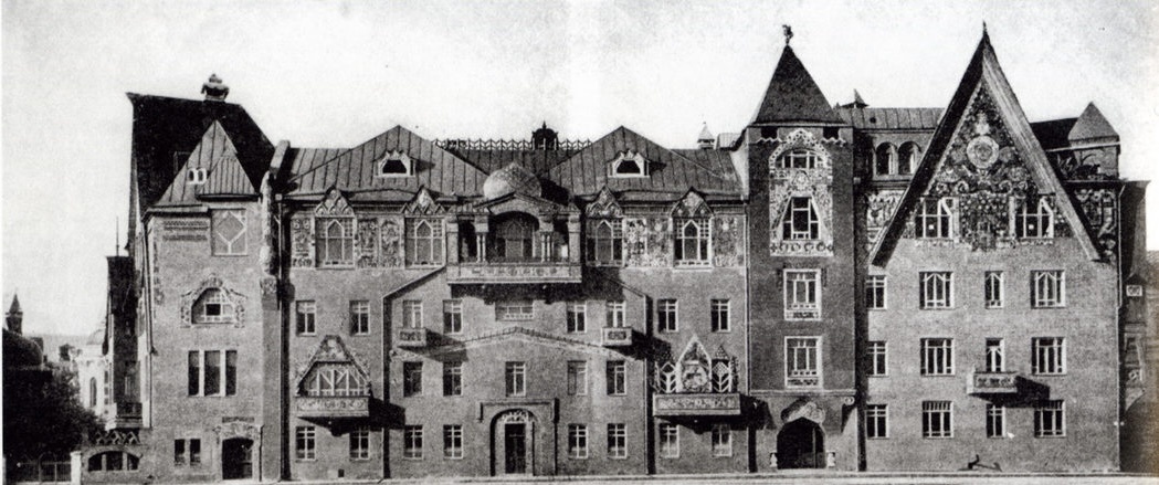 1906г. Левая часть здания - особняк владельца. Центральная и правая - доходный дом.
На снимке можно проследить сюжеты: Совушку-хохотушку из Марья-Моревны; зайца и лисичку из сказки о Лубяной и Ледяной избушках; балкон Царевны-Несмеяны; Щуку из Емели; Золотого петушка; героев Садко; птицу Сирин и Жар-птицу.