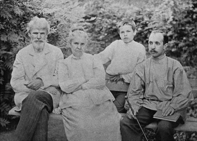 Семья Ходасевичей, 1890-е годы.
Слева направо: Фелициан Иванович и Софья Яковлевна с сыновьями Владиславом и Михаилом. © «ВикиЧтение»