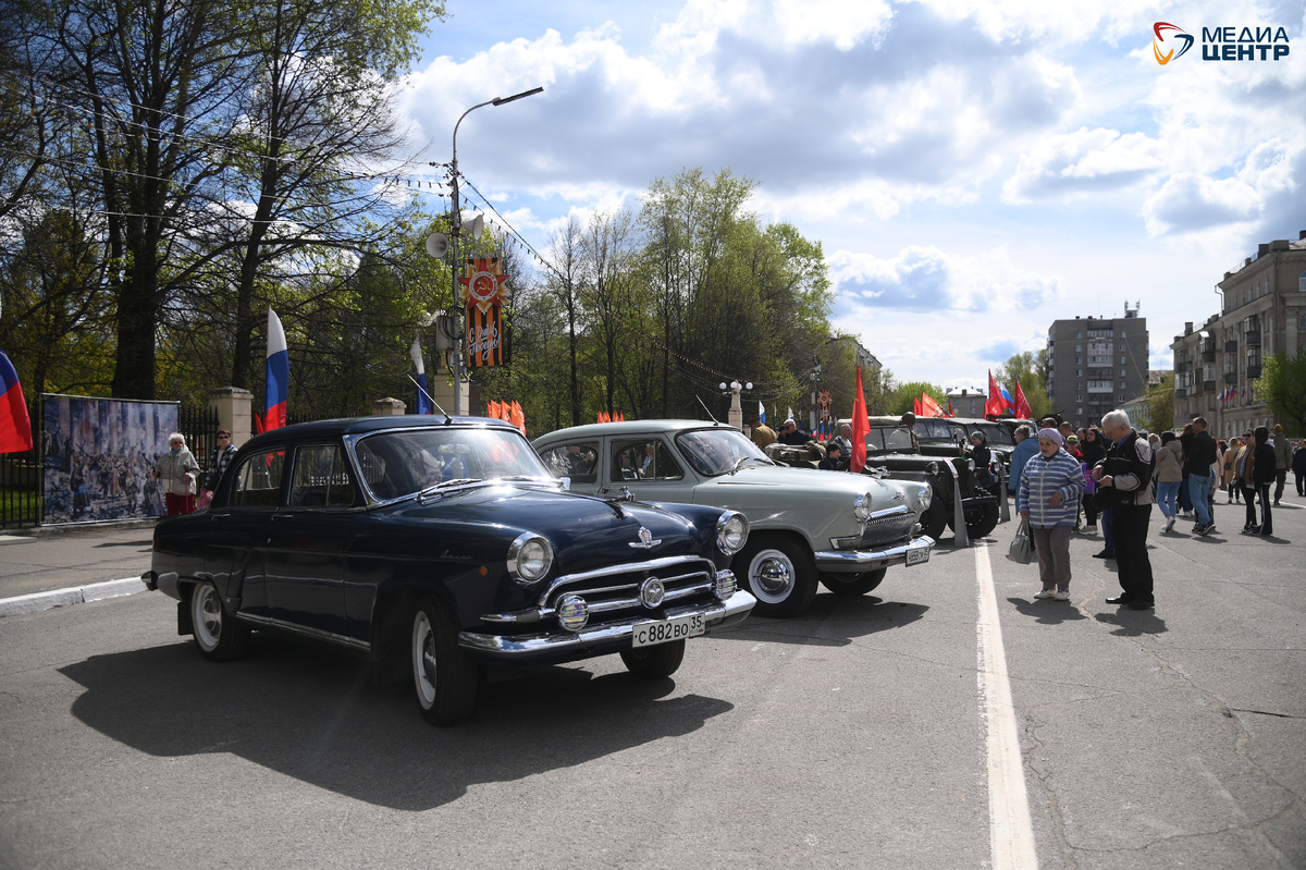 Праздничное шествие по площади Металлургов 9 мая начала колонна ретроавтомобилей,
среди них были ГАЗ-69А и ГАЗ-69Б, УАЗ-469 и другие. Фото: Анастасия Ташева.