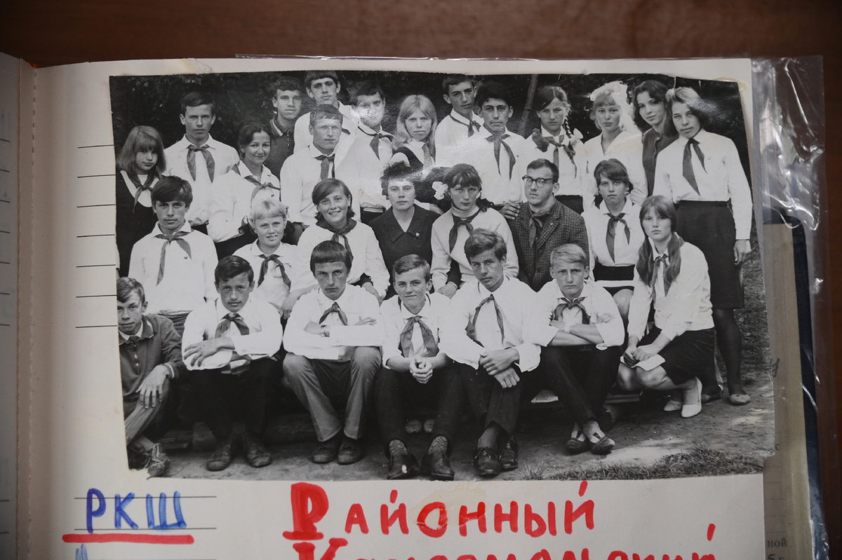 Нина Налимова (в центре) — третий секретарь Автозаводского райкома ВЛКСМ. Фото из архива Нины Налимовой