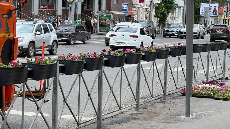 Пешеходные заборчики ещё умеют держать кашпо с цветами, оказывается