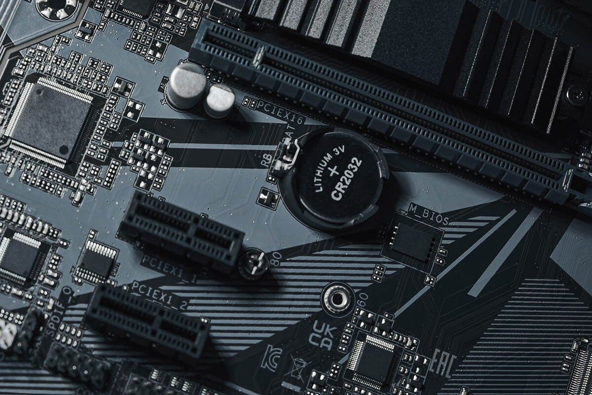 Круглая деталь — это и есть батарейка CMOS. Источник: iDeddy / Shutterstock / FOTODOM📷
