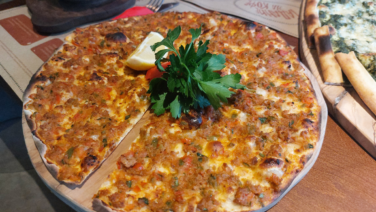 Лахманжун с говядиной и овощами