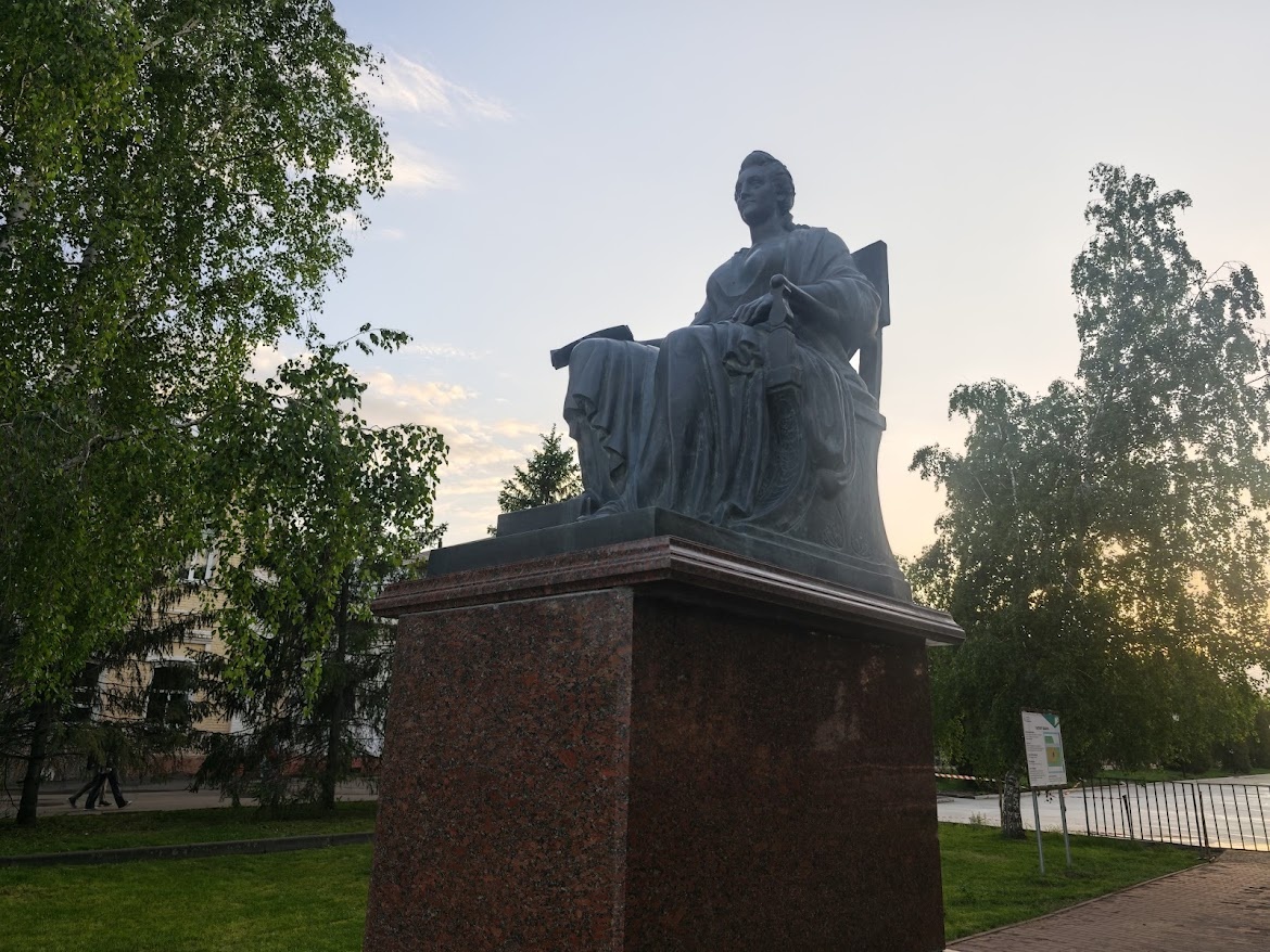 Памятник Екатерине II в Марксе. Похоже, скульптор сильно задумывался о том, чтобы памятник при случае самодержице понравился. 