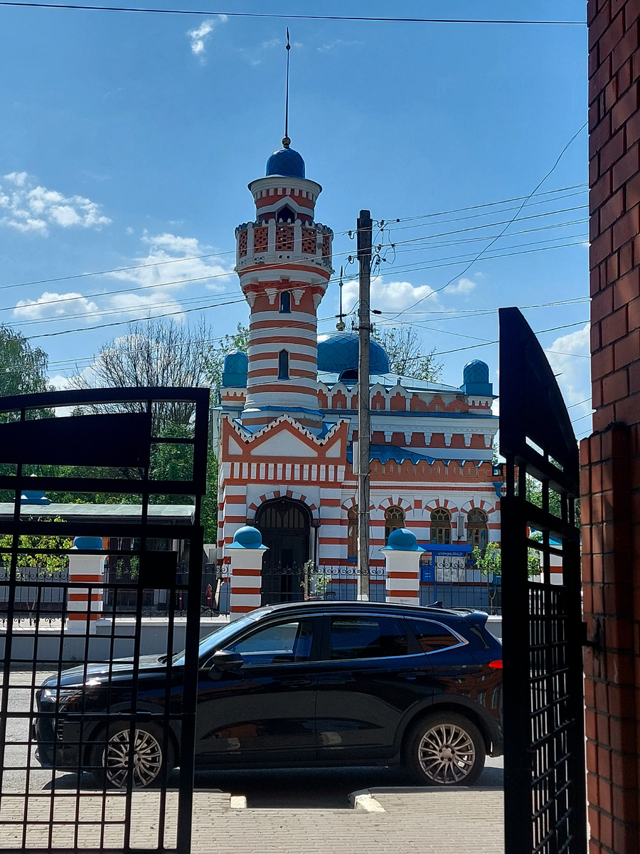 Вид на мечеть с территории католического храма.