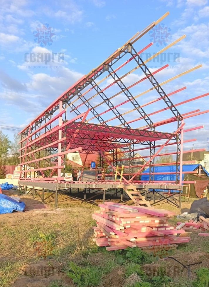 Металлокаркас позволяет быстро собрать барнхаус с большими открытыми пространствами и высокими потолками, а сама конструкция получается жесткой, легкой и удобной для дальнейшего утепления и отделки.