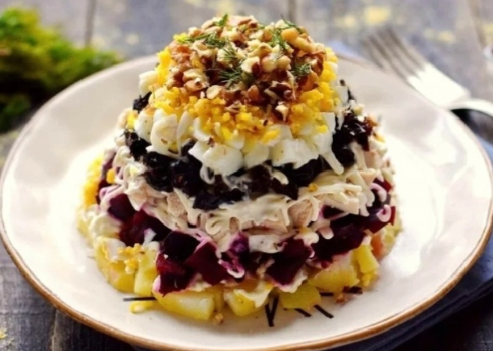 Салат «Графский» с курицей, черносливом и орехами: тот самый рецепт, который я выведала у свекрови (и теперь не готовлю иначе)