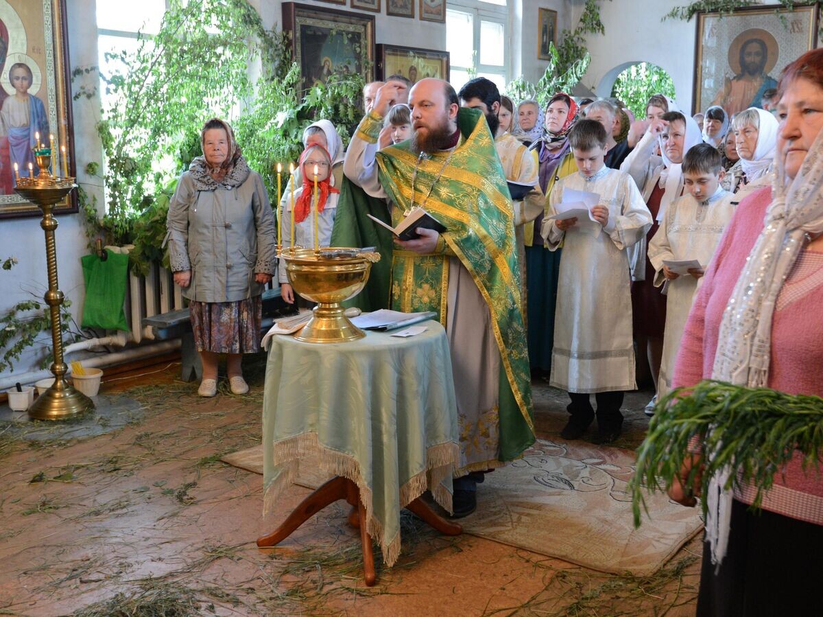    Настоятель, отец Константин во время праздничного богослужения в храме во имя Святой Живоначальной Троицы села Латная Семилукского района в день праздника святой Троицы | © РИА Новости / Алексей Сазонов