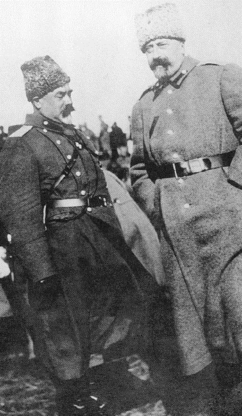 Великий князь Николай Николаевич поздравляет командира «железных» стрелков генерала А. И. Деникина с успехом, Галиция, 1915.