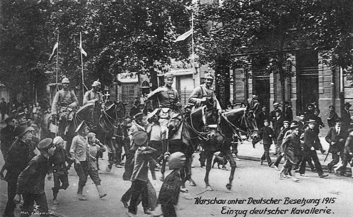 Немецкая кавалерия входит в Варшаву 5 августа 1915 года.