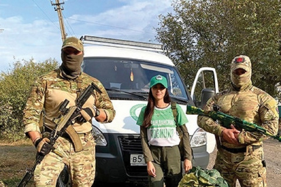    Екатерина Кутепова помогает мирным жителям и поддерживает военных. Фото: Минобороны России