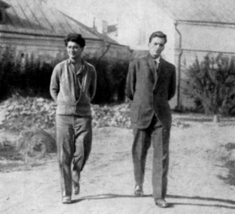 И.Уткин и В. Маяковский во дворе дома Герцена. Фото с сайта Иркутской обл. юношеской библиотеки им. И. П. Уткина 