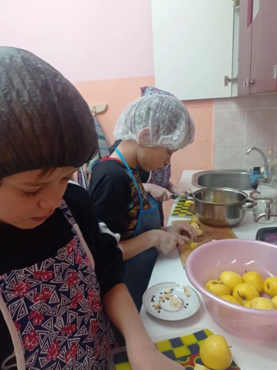 Дети с удовольствием учатся печь шарлотку