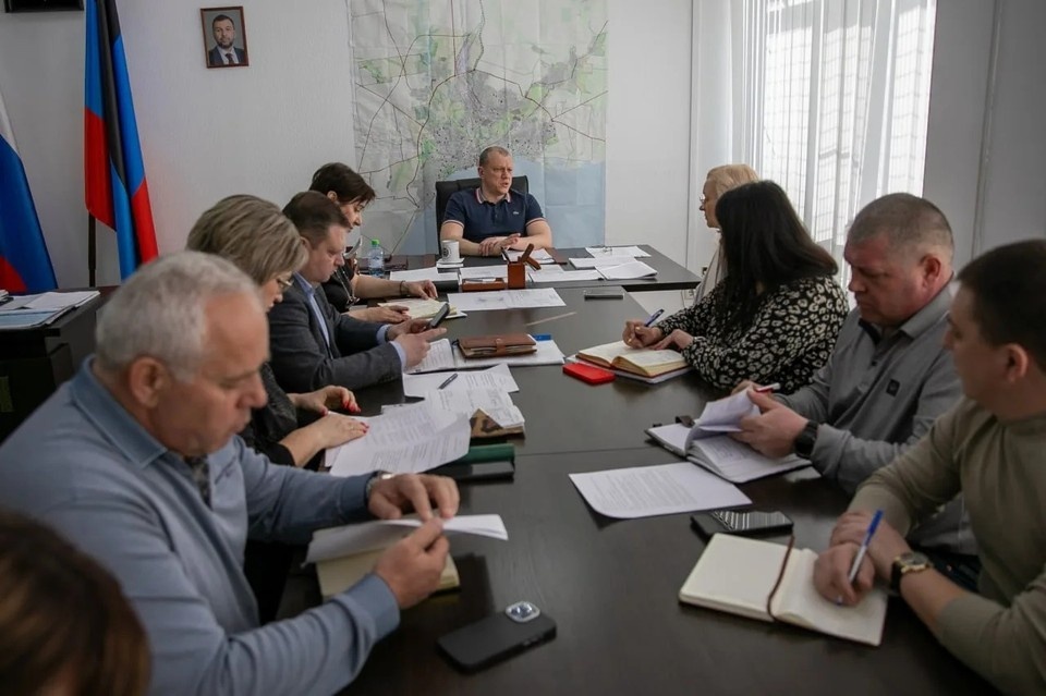    Глава Мариуполя Антон Кольцов провел встречу с руководителями управ внутригородских районов и территориальных секторов. Фото: МАХ/Кольцов