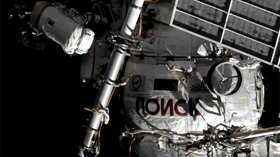 Скриншот из трансляции. Российский космонавт возле модуля «Поиск». Источник: iz.ru