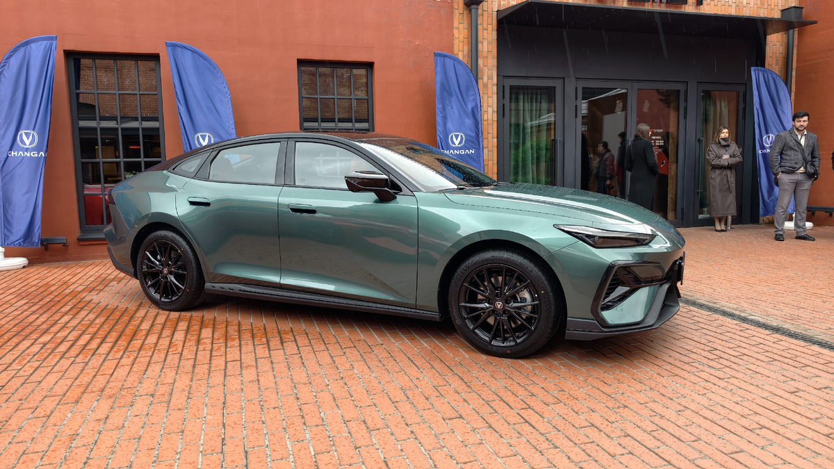 Changan Uni-V 2.0T сохранил главный козырь модели — эффектный низкий силуэт, но теперь получил более серьезную технику.