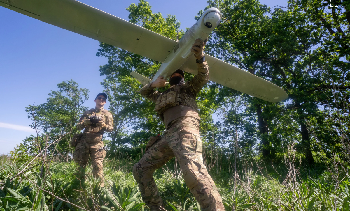 Украинские военные с дроном: с февраля по апрель количество атак на оккупированные Россией территории увеличилось в четыре раза © AP Photo/Андрей Мариенко