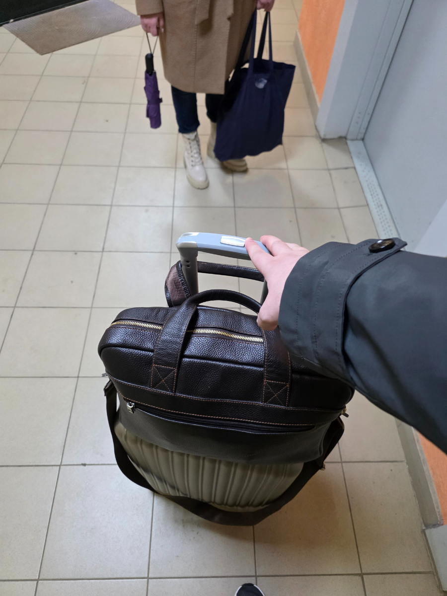 Сумка на сумке и ещё одна сумка в руках + рюкзак за плечами. 