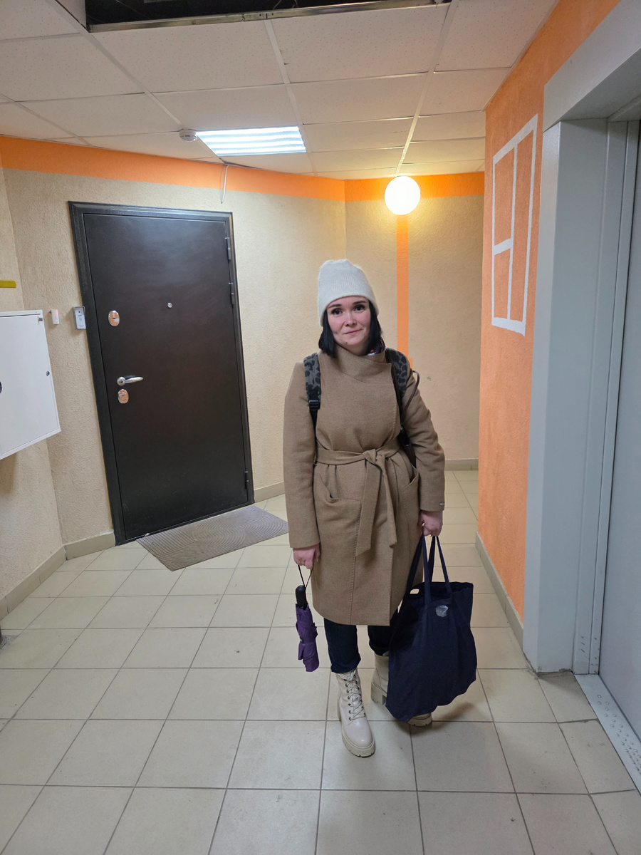 Кристина довольная, но тоже с тяжёлыми сумками. 
