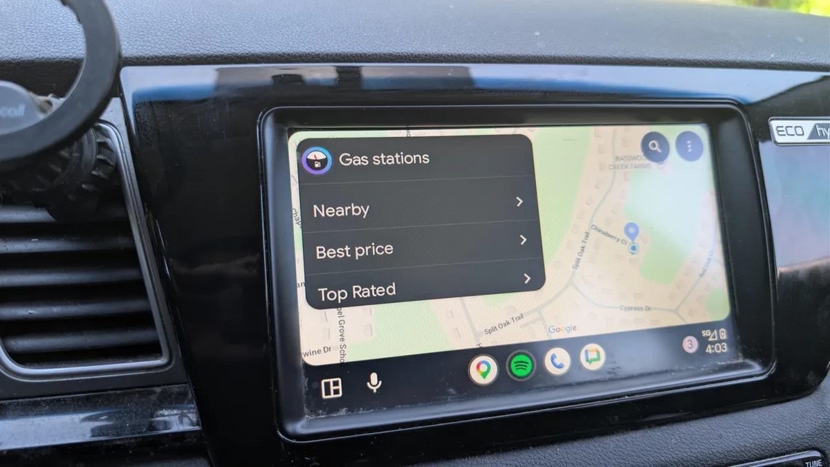 Android Auto — удобный инструмент для интеграции смартфона с автомобилем, но его активное использование может привести к перегреву устройства. Особенно это актуально в жарком климате или при одновременной работе навигации, стриминга музыки и зарядки.

Источник изображения: ZDNet