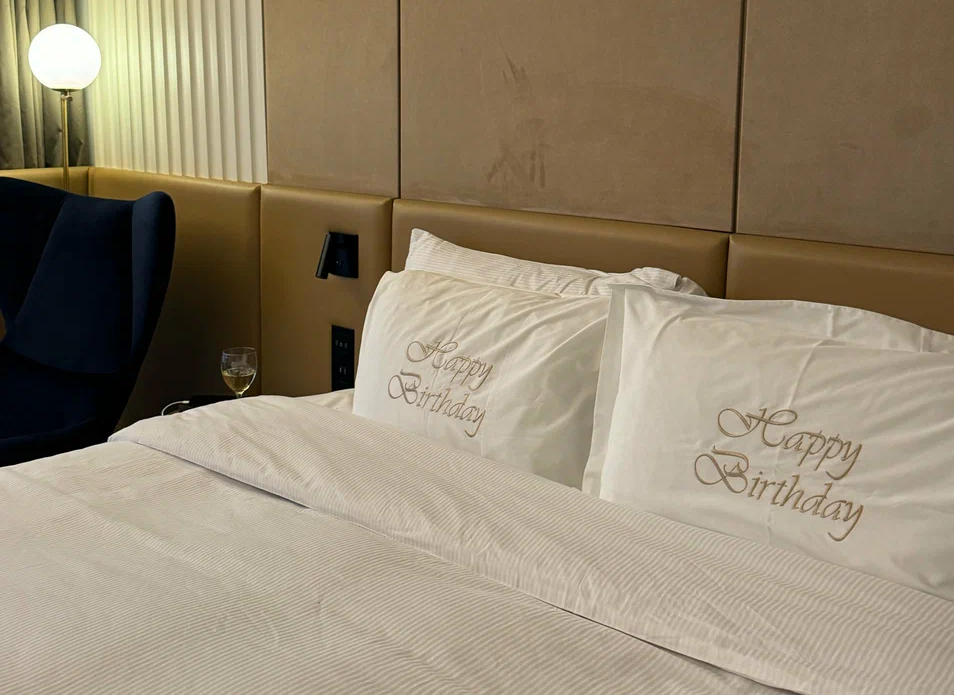 Праздничные надписи на наволочках в Mövenpick