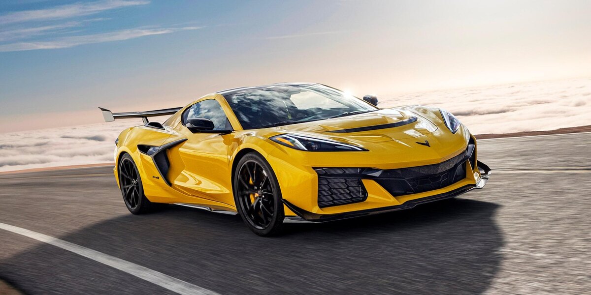 Chevrolet Corvette ZR1 — самый экстремальный и мощный Corvette в истории.
Американский суперкар получил агрессивный дизайн, мощный двигатель и трековый характер.