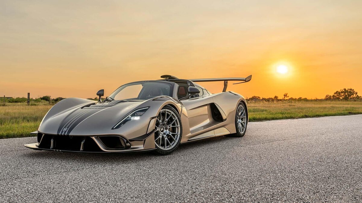 Hennessey Venom F5 — американский гиперкар, созданный с одной целью: стать одним из самых быстрых автомобилей в мире.
Автомобиль сочетает экстремальную мощность, лёгкий карбоновый кузов и агрессивный дизайн.