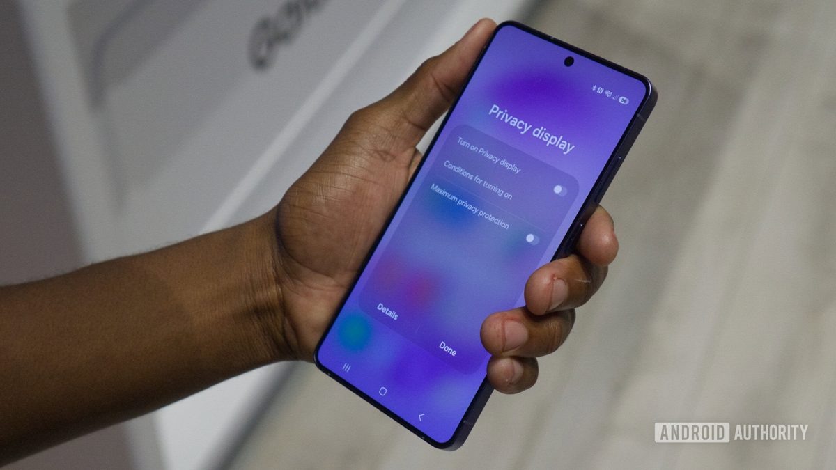 Китайский производитель Xiaomi работает над собственной версией функции Privacy Display, аналогичной той, что Samsung представила в Galaxy S26 Ultra. По данным инсайдеров, нововведение появится в обновлении HyperOS 4, выход которого ожидается до конца года.

Источник изображения: Android Authority