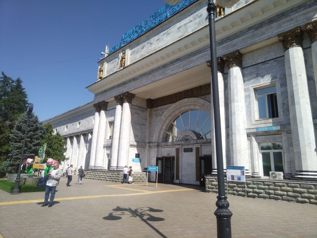 Этот величественный вокзал находится в центре города, и до него удобно добираться! Фото сделано мной специально для публикации.