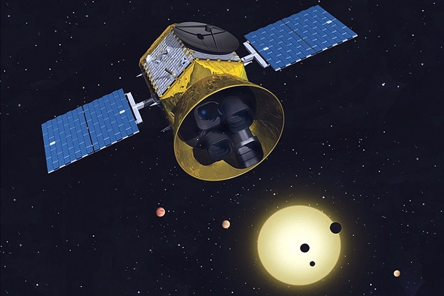 Телескоп TESS на орбите Земли, наблюдающий за далёкими звёздами в чёрном космосе.