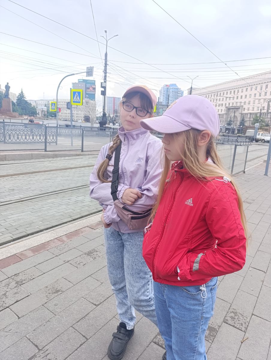 Едем. Мои девчата.