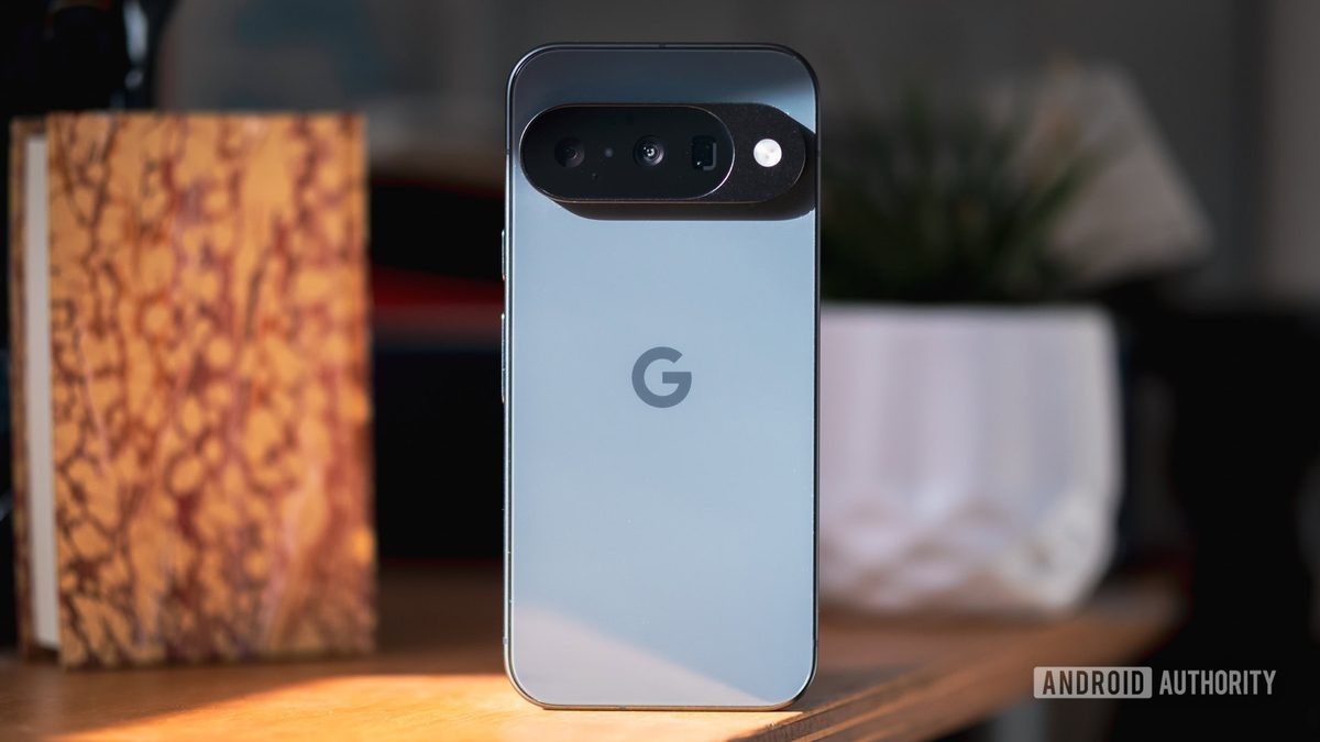 Покупатель Google Store столкнулся с неожиданной проблемой: вместо заказанного флагманского смартфона Pixel 10 ему доставили складной Motorola Razr.

Источник изображения: Android Authority