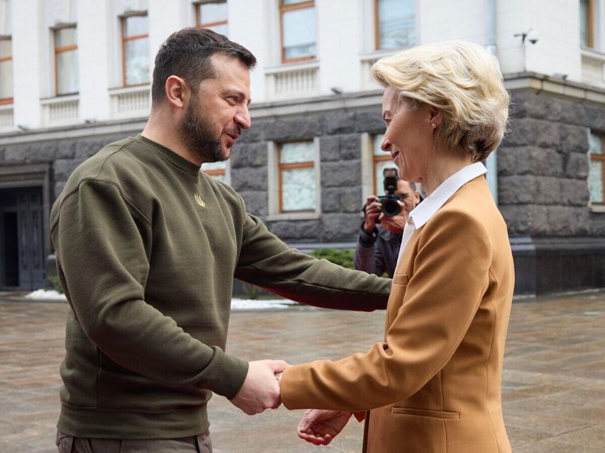    Президент Украины Владимир Зеленский во время встречи с главой Еврокомиссии Урсулой фон дер Ляйен в Киеве | © Фото : Офис президента Украины