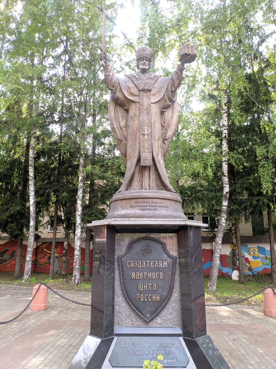 Мотайте фото кнопкой справа