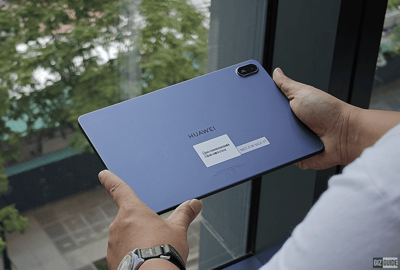 
MatePad SE 11" в сером металлическом корпусе. На столе выглядит как 
дорогой гаджет — тонкий, рамки небольшие, отпечатков пальцев почти не 
видно
