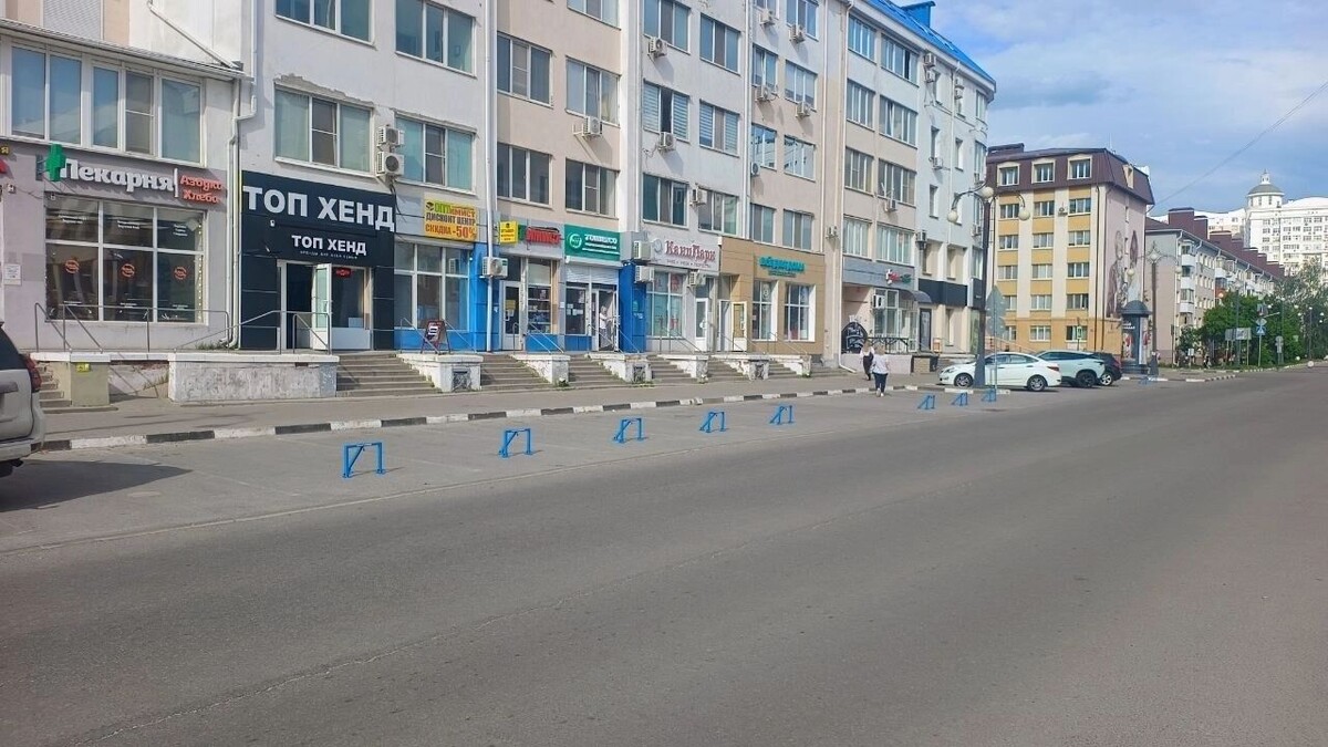    на улице Пушкина ограничили парковку у МКД   «Электромир Максимова»