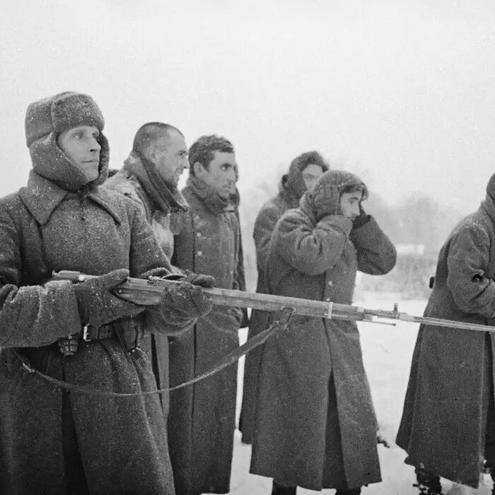 Красноармеец конвоирует пленных испанских солдат