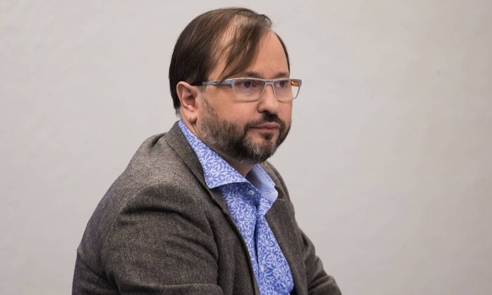    Одна из ключевых задач сегодня — переход от опоры на общие эмоции к построению отношений на основе общих интересов, считает политолог Михаил Виноградов. Источник: Сайт партии «Единая Россия»