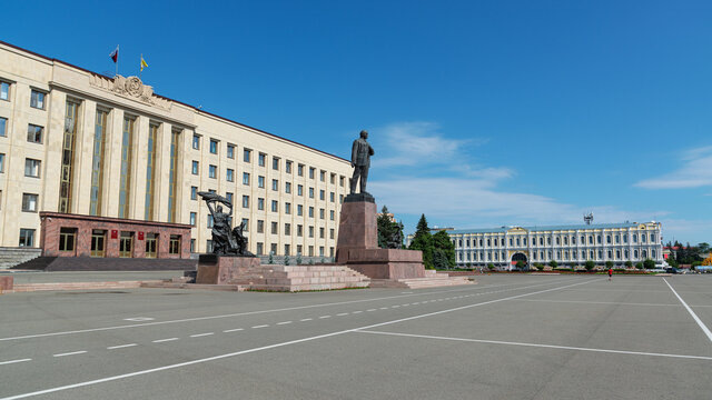 То, которое слева