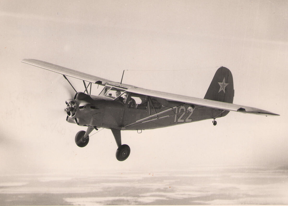 Самолёт Як-12 в полёте.