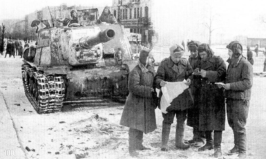 Командир 384-го гвардейского тяжелого самоходно-артиллерийского полка подполковник И. Малютин ставит задачу командирам батарей.