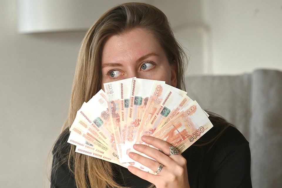    Когда пропадает мобильный интернет, иметь с собой немного налички не помешает. Евгения ГУСЕВА