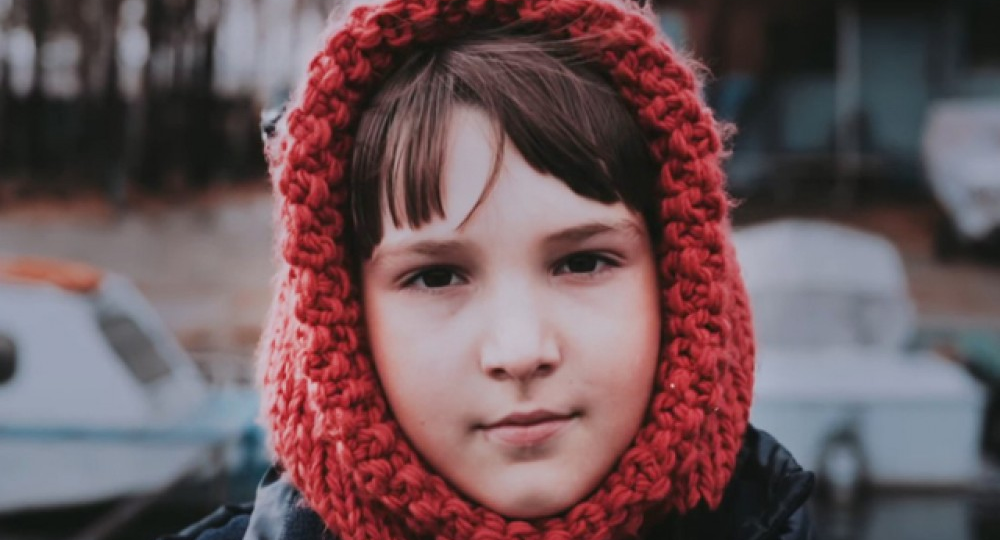 Полина услышала, как сзади плюхнулся малыш. Под водой трёхлетний мальчик смотрел прямо на неё