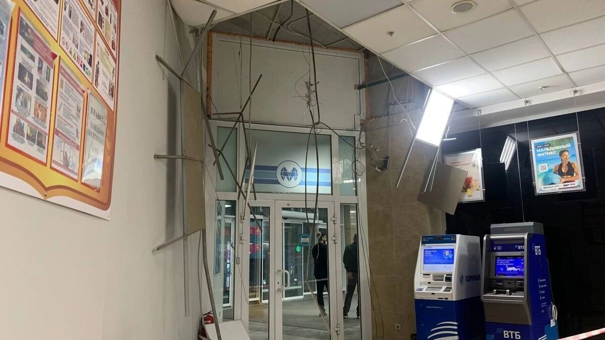    Обвалившийся потолок в Магеллане   Аноним / https://t.me/Tyumen72chs/43065