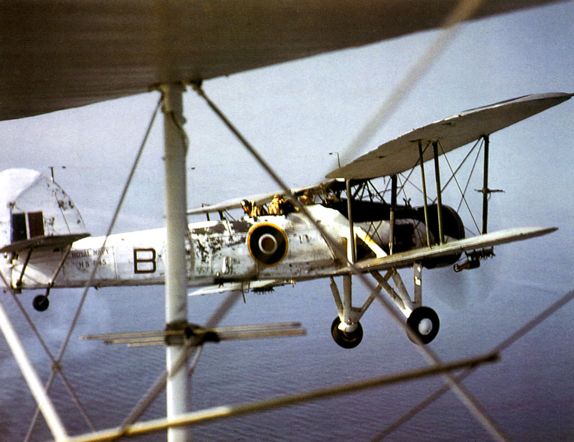 Британский палубный торпедоносец-биплан Fairey Swordfish прошёл всю войну. Несмотря на архаичность конструкции экипажи его любили. Прежде всего за неприхотливость и надежность. В операциях по защите арктических конвоев от атак немецких подводных лодок он бы просто незаменим. 