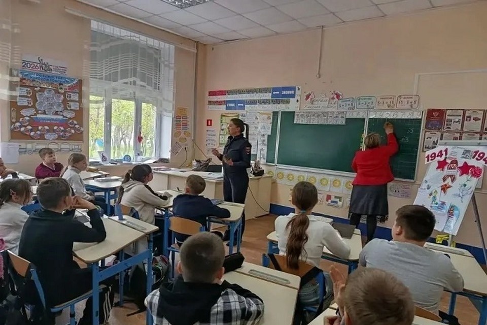    В Мариуполе перед каникулами ГИБДД напомнила детям правила дорожного движения. Фото: МВД ДНР