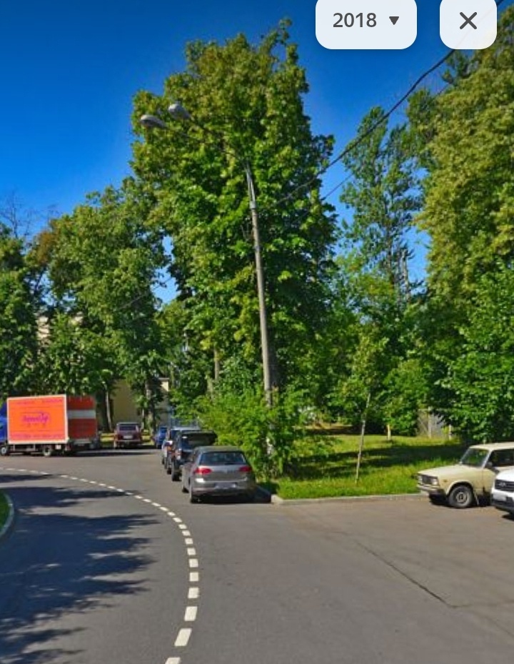 Остановка находится возле поликлиники на Западной улице.