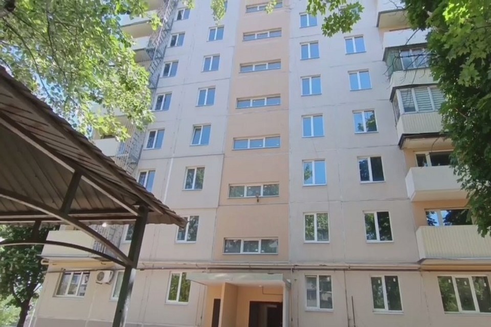    В Мариуполе на улице Энгельса заканчивают восстанавливать многоэтажку. Фото: УТНКР