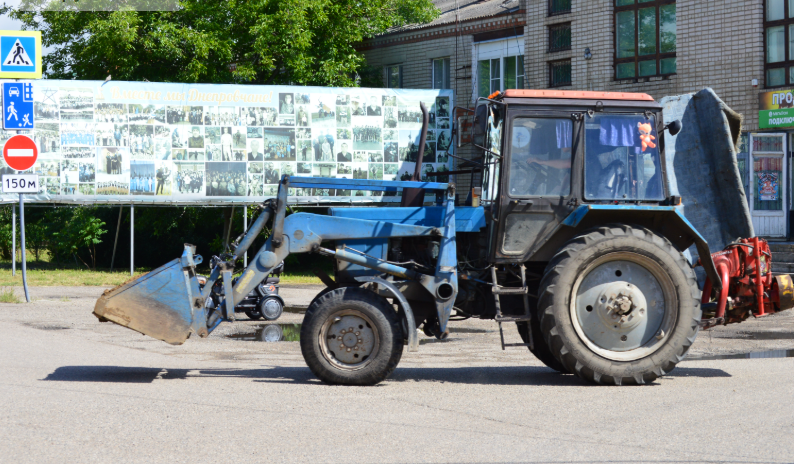 Фото автора. 29.05.2026. Станица. Трактор, мечта Жоры "Макинтоша". У тракториста всегда свежая копейка.